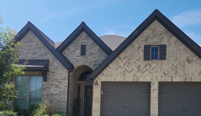 Beautiful Fully equipped, 4 bedroom home 2 bathrooms with pool in Seguin, TX!