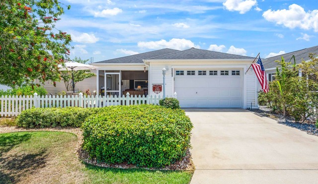Beautiful fully furnished 2bed/2bath villa in The Villages close to Brownwood.n