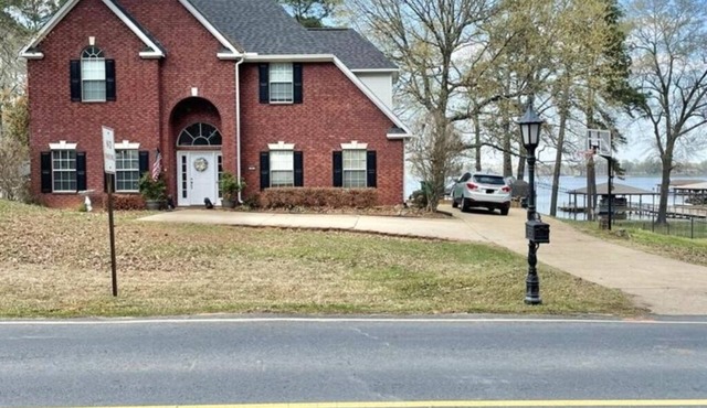 Beautiful fully furnished lakefront house