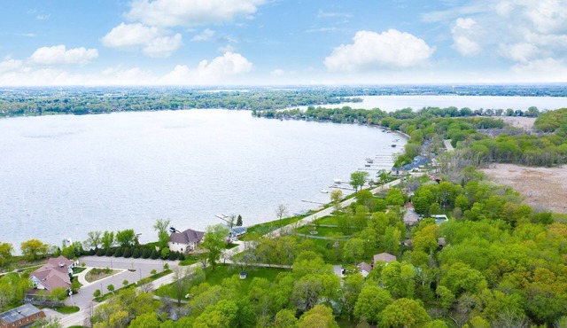 Beautiful Fully Remodeled Cheerful Lakehouse