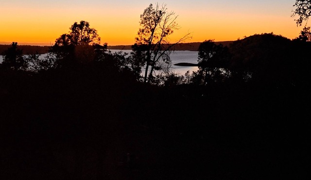 Beautiful Fully Remodeled 2-bedroom Home with WiFi, AC and a Serene Lake View!