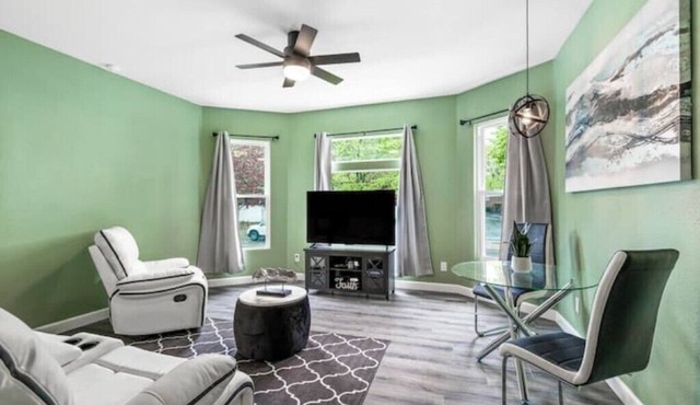 Beautiful fully remodeled 1 bd apt w King size bdn