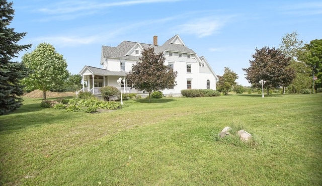Beautiful Fully-Renovated 8 Bedrooms On 10 Acres/7600sqft Estate