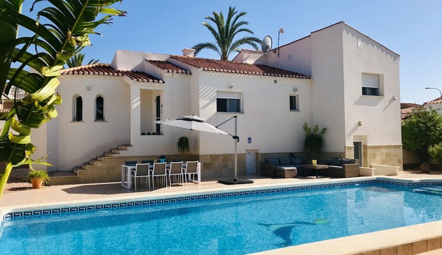 Beautiful fully renovated detached villa with private pool