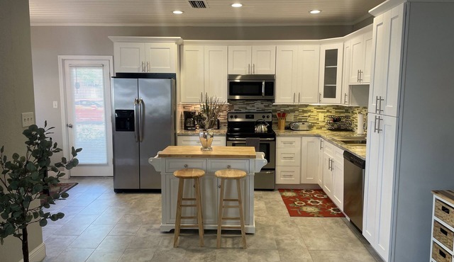 Beautiful Fully Renovated Home, short walk to bay and activities.