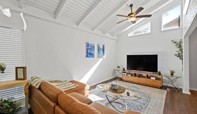 Beautiful, Fun. SPACIOUS 5 bedroom home near Stadiums and Six flags