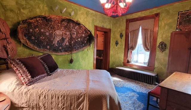 Beautiful furnished Room in Adobe Manor, hot tub, prvt bath, some meals. Views.