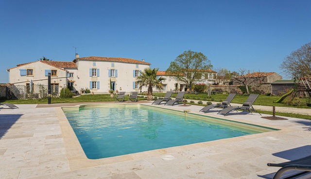 Beautiful Gîtes "La Belle Parenthèse" with Private Pool, Terrace, and Wi-Fi