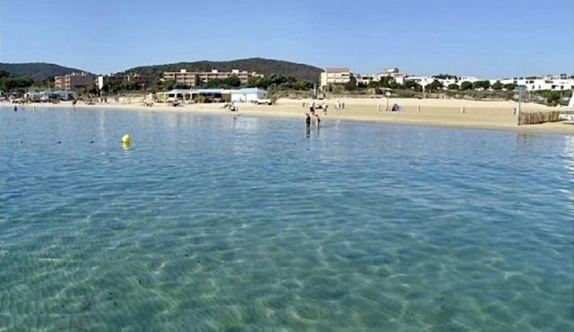 Beautiful garden level with terrace, sea view and direct access to the beach - swimming pool