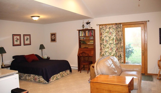 Beautiful Garden Apartment Easy Access to Akron, Cleveland, and Amish Country