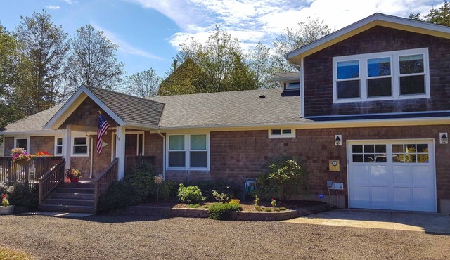 Beautiful Garden home by the Bay!