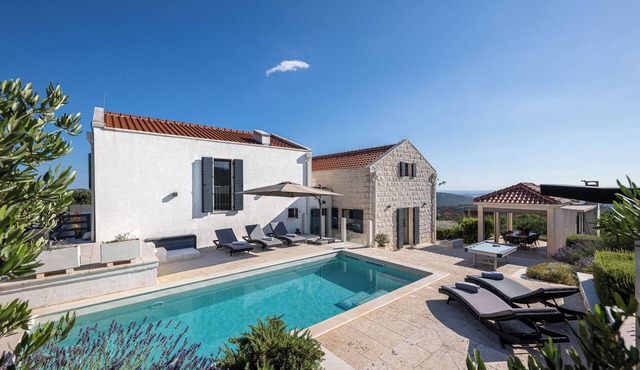 beautiful garden, pool, breathtaking view, family and pat frendly