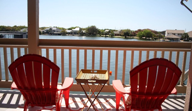 Beautiful Gated Waterfront Condo in Heart of Horseshoe Bay, Boat Docks and WIFI