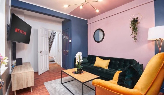 Beautiful House in Leamington Sleeps 9 by PureStay