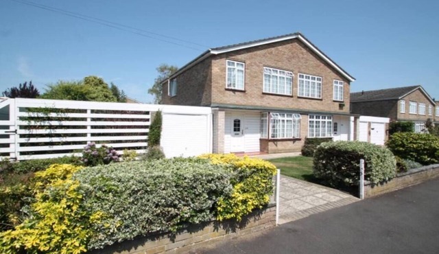 Beautiful 3 Bedroom Home in Staines Private Parking, Garden, Near Heathrow