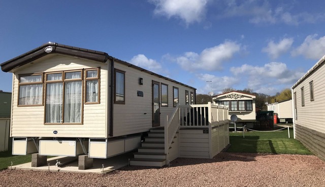 Beautiful 2-Bed Caravan in Stratford-upon-Avon