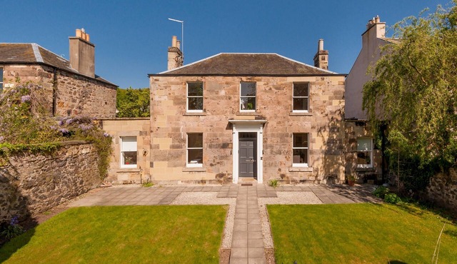 Beautiful Georgian property enjoying a quiet location. Sleeps 10.