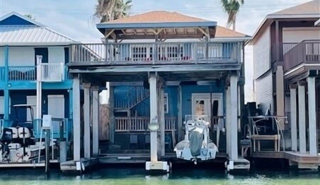 Beautiful Getaway! Boat Slip & Fishing Light. 3 Bedroom/3 Bath. Sleep 8. 5 Beds.