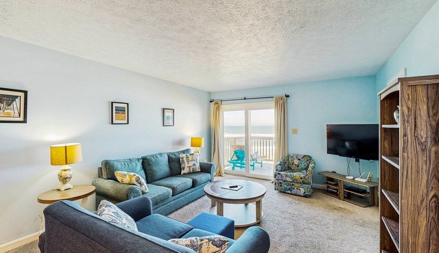 Beautiful getaway in Oceanfront complex with pool, free WiFi, WD, & central AC