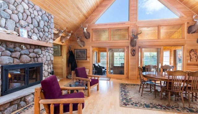 Beautiful getaway on a private lake!