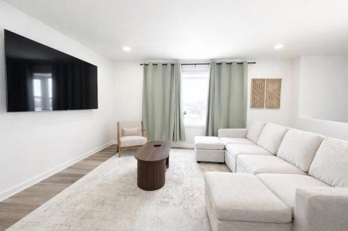 Beautiful Getaway Sleeps 10 plus Central Location