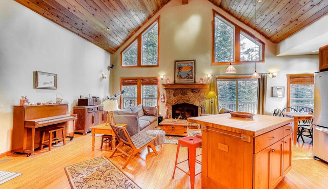 Beautiful getaway with two fireplaces, covered deck, washer&dryer