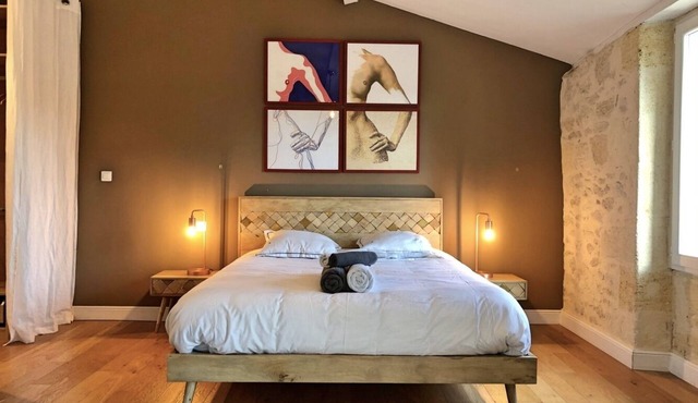 Beautiful Girondine at the gates of Saint Emilion