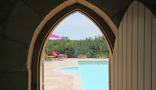 Beautiful gite for two, close to Eymet with wonderful pool and impressive views.