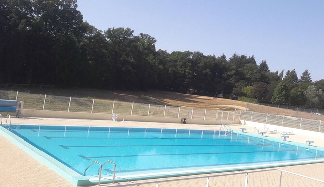 Beautiful gîte with terrace in Sauzé-Vaussais