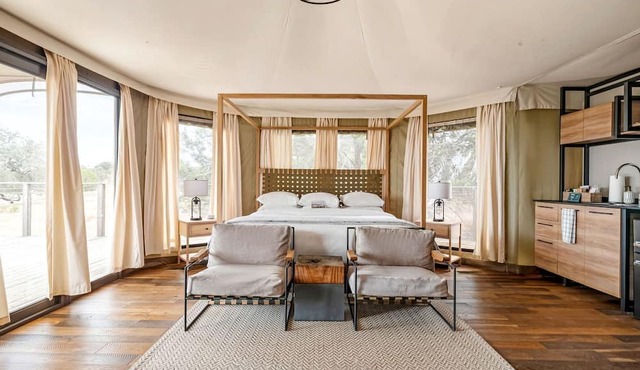 Beautiful Glamping Lodge with Mini-Bar and Fire Pit for an Unforgettable Escape in Stonewall, Texas