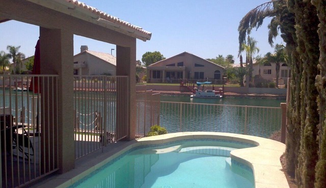 Beautiful Glendale Home, 3BR/2BA - Lakefront w/Private Pool, 15 min to Stadium