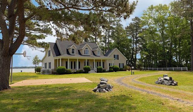 Beautiful Golden View Bayfront Retreat