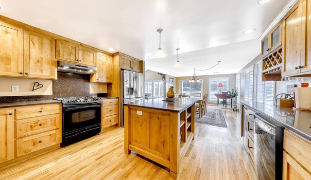 Beautiful Golf Coursefront home with private hot tub, firepit, & great location