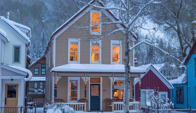 Beautiful Gondola District Home-1/2 blk Lifts-Skiing-Private Hot Tub!