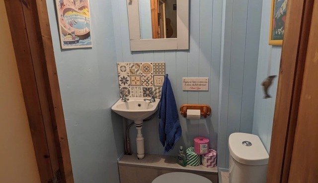 Beautiful granite cottage with parking and garden. Near the coast. Dogs welcome.