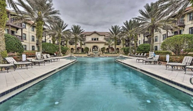 Beautiful GROUND FLOOR 3 Bedroom Relaxing Oasis w Private Veranda on Golfcourse