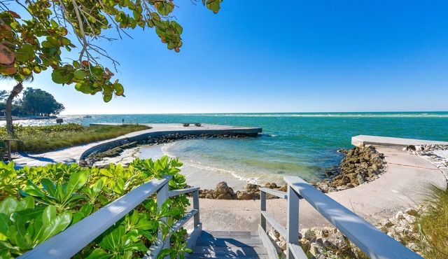 Beautiful ground floor Siesta Key Unit heated pool, beach and fishing pier