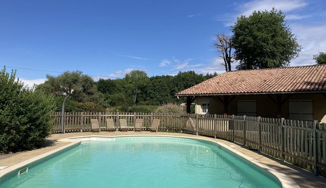Beautiful group accommodation in the heart of the Gironde forest