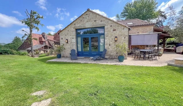 Beautiful guesthouse on the banks of the Dordogne River in a tranquil setting