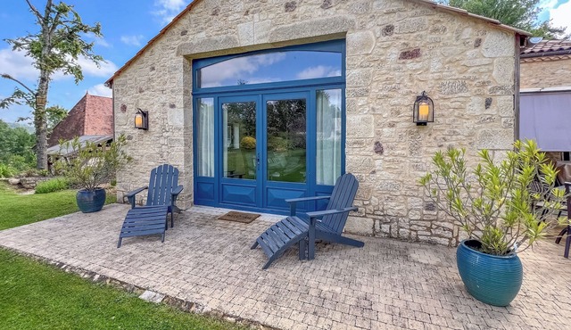 Beautiful Guesthouse on the Banks of the Dordogne River in a Tranquil Setting