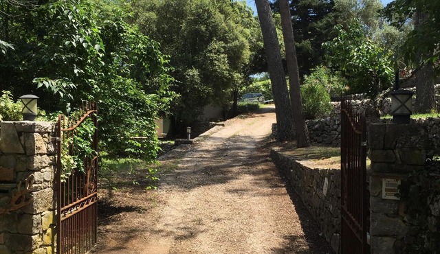 Beautiful guest house 60 M², 3*, in a quiet place with trees, closed property