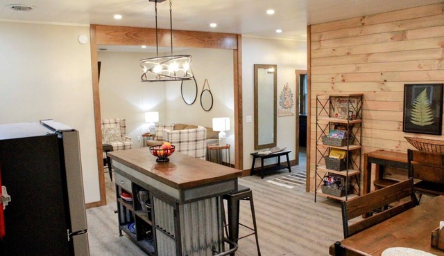 Beautiful Guest House on 66 Acres Hot Tub, AC, King Beds -Check Out Our Reviews!