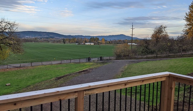 Beautiful Guest House with Views in Heart of Premiere Oregon Wine Country