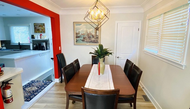 Beautiful house in Niagara Parkway, near hiking and biking trails!