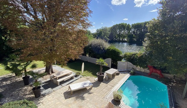 Beautiful house with pool, view and access to the Seine, very close to Paris