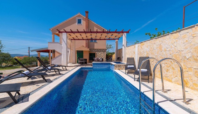 Beautiful home in Sveti Filip i Jakov