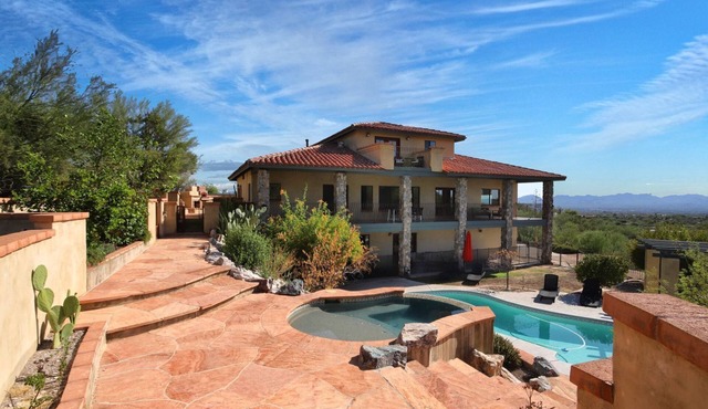 Beautiful Hacienda: Pool, Spa, Firepit, Outdoor playground, BBQ & Amazing Views!