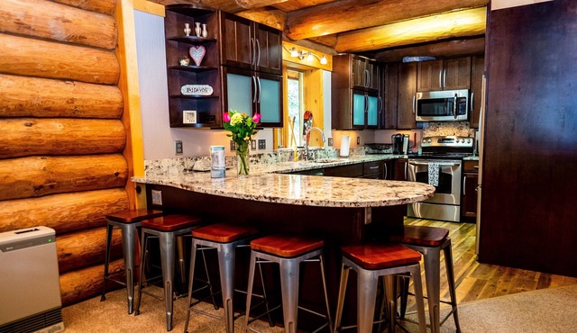 Beautiful Hand-Crafted Log Chalet - Great Views