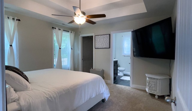 Beautiful, handicapped accessible & dog friendly home close to Ft. Campbell.