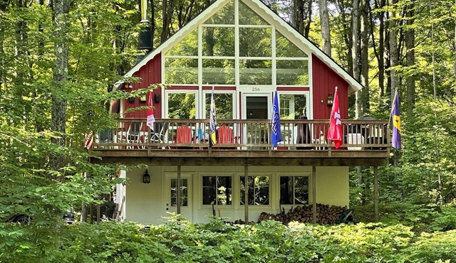 Beautiful Harbor Springs Chalet minutes to Nub's, Boyne Hlnds, Golf & Mackinaw